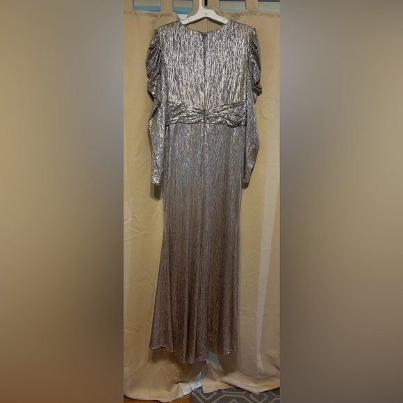 Mac Duggal 49503 NWT FAUX WRAP DRAPED PUFF SLEEVE GOWN (PLUS) - Picture 5 of 6